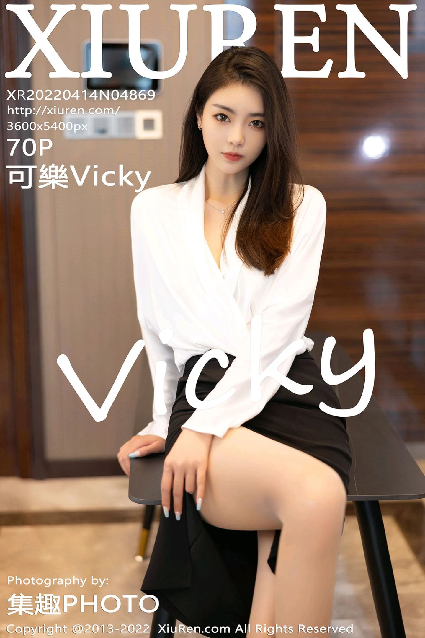 [XiuRen秀人网]VOL.4869 模特可乐Vicky白色上衣配黑色裙子露超薄肉丝秀美腿诱惑写真70P-秀人网官方网站